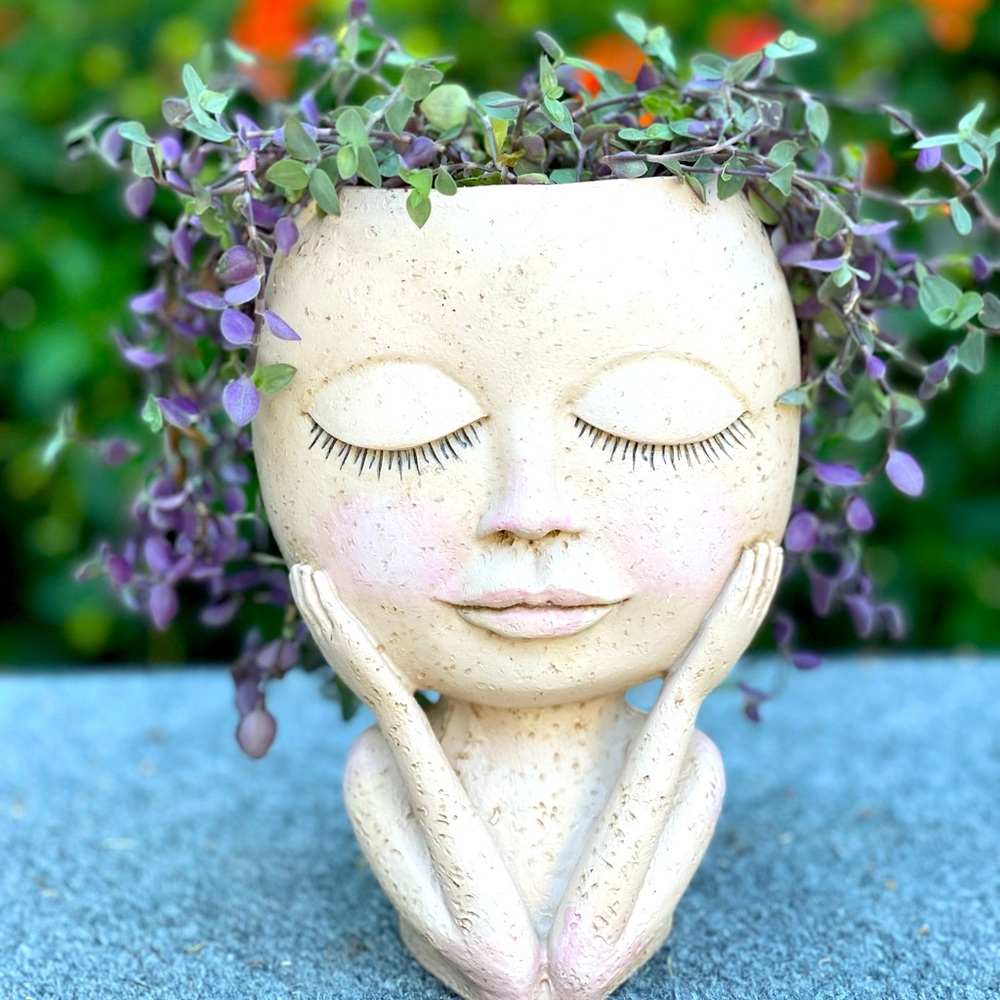 Close eyes head planter pot